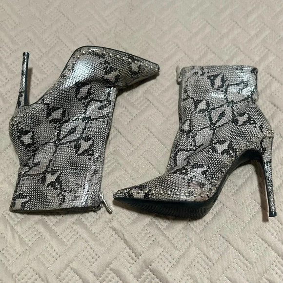 WILD DIVA Faux Snakeskin Black White Gray Studded Zipper Pull Booties. Size 8.‎ - Picture 1 of 12
